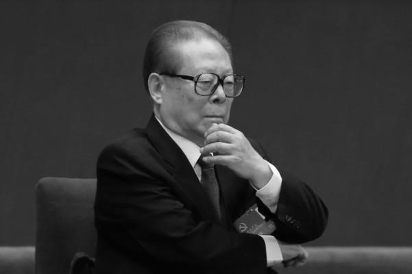 Kommunistpartiets förre ledare, Jiang Zemin, vid partiets 18:e nationella kongress i Folkets stora sal, 14 november 2012 i Peking. Vid den kongressen installerades Xi Jinping, som under de senaste 19 månaderna har rensat ut medlemmar av Jiangs fraktion i sin korruptionskampanj, som ny ledare för partiet.(Feng Li/Getty Images)