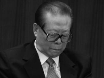 Kinesiska regimens tidigare ledare Jiang Zemin deltar vid 18:e partikongressen den 15 okt 2012 i Peking. Ledarutnämningarna vid kongressen verkade gynna Jiang, men det faktum att Hu Jintao träder tillbaka helt kan till slut tvinga Jiang in i politikens skuggor. (Foto: Feng Li/Getty Images)