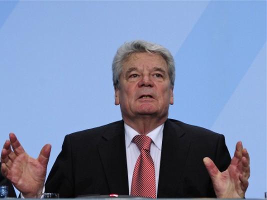 Före detta östtyska medborgarrättsaktivisten Joachim Gauck talar under en presskonferens på kanslerämbetet den 19 februari i Berlin. Före detta prästen och anti-kommunisten föreslås att bli nästa president i Tyskland. (Foto: John MacDougall/AFP/Getty Images)