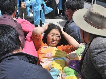 En överlevande efter jordbävningen i Qinghaiprovinsen bärs bort av räddningsarbetare den 15 april. (Foto: AFP/Getty Images)