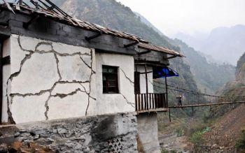 Ett hus som skadats i jordbävningen i Wenchuan 2008. Uppskattningsvis 90 000 människor dödades eller begravdes i jordbävningen. (Foto: China Photos/Getty Images)
