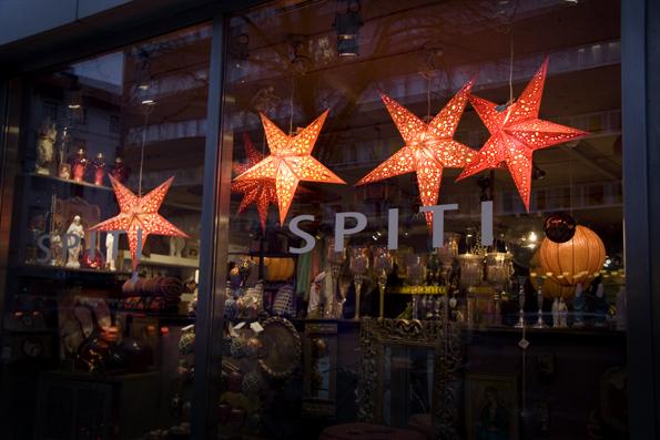 I butiken SPITI i Stockholm finns mängder av julstjärnor att välja mellan. Trots variationer liknar många den ursprungliga stjärnan som Erling Persson skapade åt svenskarna på 40-talet.  (Foto: Sofia Partanen/Epoch Times)