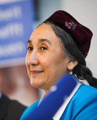Rebiya Kadeer på en presskonferens i Bonn den 16 oktober 2009. (Foto:AFP/Jakob Studnar) 