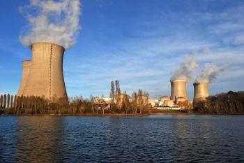 Ett kärnkraftverk i Dampierre-en-Burly ligger mitt i Frankrike längs floden Loire. Händelserna på Fukushimas kärnkraftverk i Japan har gjort kärnkraftens vara eller inte vara ett hett omdebatterat ämne i Frankrike. (Foto: Alain Jocard/Getty Images)