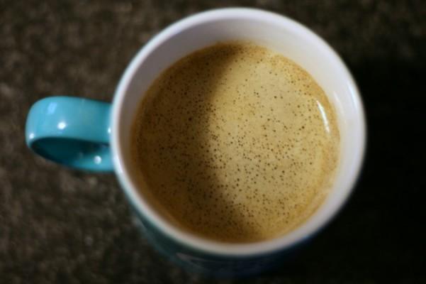 Vi vet att olika färger på tallrikarna kan påverka hur maten "smakar", och nu vet vi att det samma gäller för kaffe. (Pete,CC BY)
