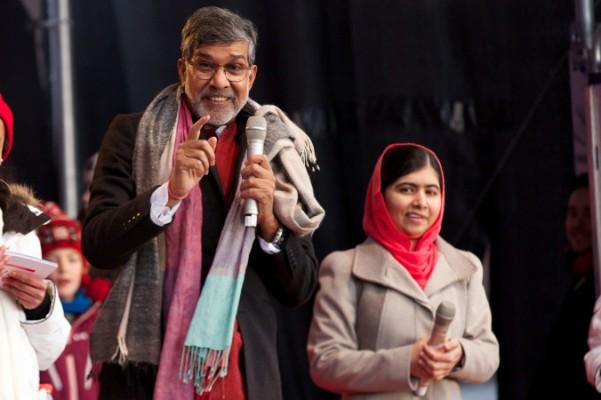 Vinnarna av Nobels fredspris 2014, Kailash Satyarthi (till vänster) och Malala Yousafzai, deltar i Rädda Barnens fredsprisfestival den 10 december 2014 i Oslo. (Foto: Ragnar Singsaas/Getty Images)