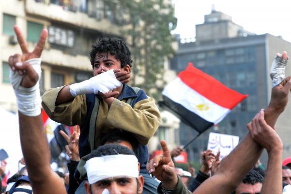 Skadade egyptiska demonstranter protesterar på Tahrir Square i Kairo den 4 februari. Tiotusentals demonstranter samlades för "avresedagen" demonstrationer för att tvinga president Hosni Mubarak att avgå efter det att presidenten meddelat att han skulle vilja avgå men befarar att det skulle orsaka kaos. (Foto: Miguel Medina/AFP)