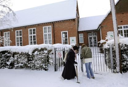 En av de kallaste vintrarna infann sig 2010 för hela Europa och orsakade problem med värmeförsörjning, tågförseningar och bilolyckor. Fastigheternas värmekostnader steg i takt med att vinterkylan blev hårdare.  (Foto: AFP/Adrian Dennis )