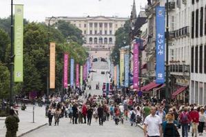 Karl Johans gate i Oslo. Många affärer i Oslo är ”svenskspråkiga” eftersom många svenska ungdomar arbetar i Oslo. (Foto: Berit Roald / AFP/Scanpix) 