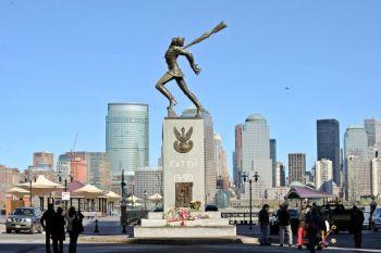 Katyn Memorial i Jersey City, New Jersey. Ryssland har offentliggjort hemliga Katynhandlingar, vilka ger en inblick i ryska armens massaker på 20 000 polska soldater 1940. (Foto: Michael Loccisano / Getty Images)