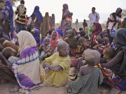 Somaliska flyktingar väntar i gryningen på att få registrera sig den 2 augusti 2011 i Dadaab-flyktingläger. (Foto: Tony Karumba / AFP / Getty Images)