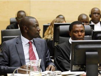 Kenyas tidigare utbildningsminister William Samoei Ruto (t.v.) sitter tillsammans med sin advokat i rättssalen vid Internationella brottmålsdomstolen i Haag, Nederländerna den 2 september 2011. (Foto: Bas Czerwinski/AFP/Getty Images)