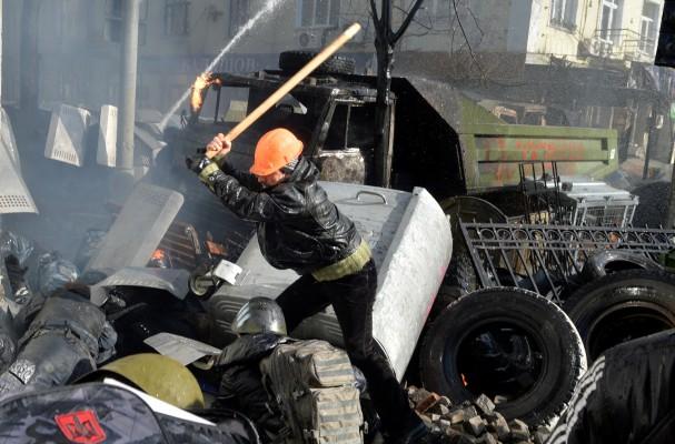 Protesterna mot regeringen i Ukraina påbörjade med ny styrka den 18 februari 2014. Minst tre oppositionella dödades och ca 150 skadades, några av dem allvarligt. Sammanlagt 25 personer dödades, varav 9 poliser, under tisdagens demonstrationer på Självständighetstorget i Kiev. (Foto: AFP/Sergei Supinsky)