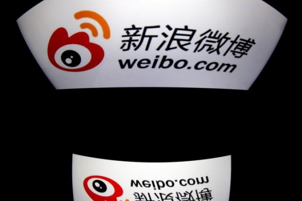 Weibos logotype på en skärm, den 2 januari 2014 i Paris. Antalet användare på den kinesiska sociala plattformen har minskat kraftigt på grund av regimens kampanj mot internet som påbörjades i mars 2012. (Lionel Bonaventure/AFP/Getty Images)
