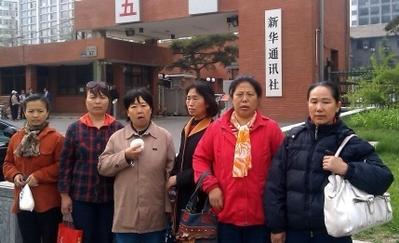 Före detta tortyroffer i kvinnolägret i Masanjia besökte de statliga medierna Xinhua News Agency och Xinhuanet den 28 april 2013 för att kräva en förklaring varför de publicerat en artikel av Liaoningtjänstemän som säger att det inte har förekommit någon tortyr i lägret. (Foto: Hu Jia, Twitter)