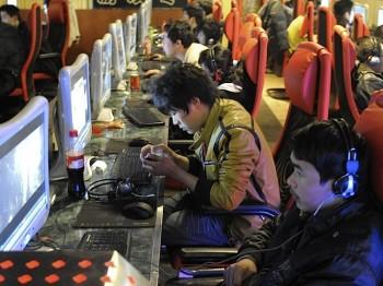 Kineser spelar onlinespel på ett internetcafé i Peking den 27 februari 2010. Över 10 000 greps i samband med kommunistpartiets senaste aktion mot påstådda internetbrott. (Liu Jin/AFP/Getty Images)