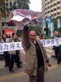 Demonstranter visar upp banderoller och affischer till stöd för journalister på tidningen Southern Weekly nära företagets kontor i Guangzhou i Guangdongprovinsen. (Foto: AFP/AFP/Getty Images)