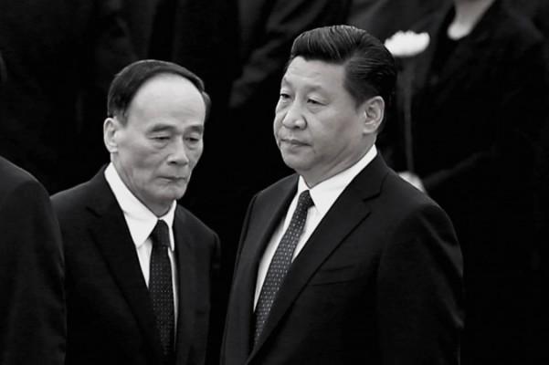Kinesiska kommunistpartiets ordförande Xi Jinping (höger) och ordföranden för centrala kommittén för disciplininspektion, Wang Qishan (vänster), den 30 september 2014 i Peking. Disciplininspektionen har nämnt 26 företag ägda av centralregeringen som mål för nästa runda av korruptionsutredningar. (Foto: Feng Li/Getty Images)
