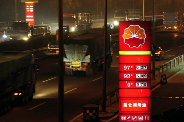 Lastbilar passerar en Petrochina-bensinstation I Peking den 28 juni 2009. Zhou Yongkangs son Zhou Bin misstänks för korruption i  Petrochina. Fadern var den kinesiska regimens förre säkerhetschef. (Foto: Frederic J. Brown /AFP /Getty Images)