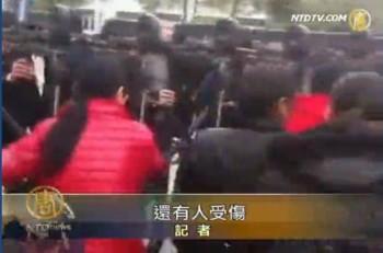 Demonstranter utmanar polis i Mayus bydistrikt i Zhejiangprovinsen, efter att ett barn dödats av partitjänstemän. (NTDTV.com)