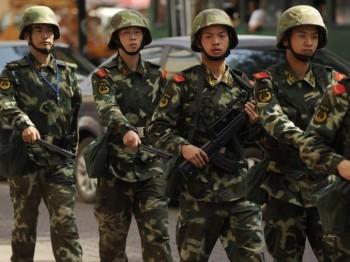 Kinesisk paramilitär patrullerar på en gata i Urumqi, huvudstaden i Xinjiangprovinsen i Kina, den 4 juli 2010. (Foto: Peter Parks/AFP/Getty Images)