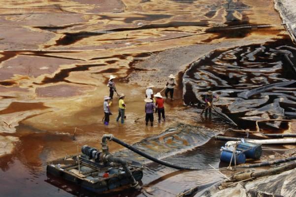Förorenat vatten sugs upp vid Zinjins koppargruva, Shanghang. (Foto: STR/AFP/Getty Images)