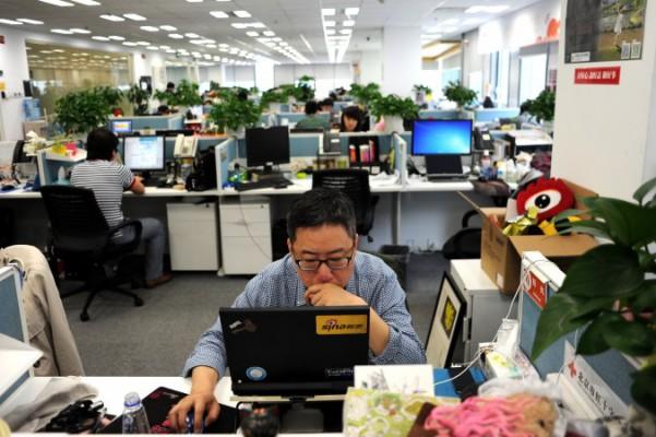 Mikrobloggen Sina Weibos kontor i Peking, 6 april 2014. Den kinesiska regimen har nyligen straffat närmare 200 personer för ”ryktesspridning” för till synes ganska harmlösa internetkommentarer. Foto: Wang Zhao/AFP/Getty Images)
