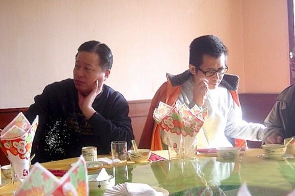 De kinesiska människorättsadvokaterna Gao Zhisheng (vänster) och Guo Feixiong på en restaurang i januari 2006. (Foto: Epoch Times)
