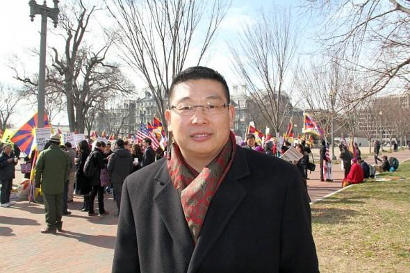 Yang Jianli deltog i en demonstration mittemot Vita huset när det Kinesiska kommunistpartiets vice ordförande, Xi Jinping, besökte Washington den 14 februari. (Foto: Shar Adams / Epoch Times)