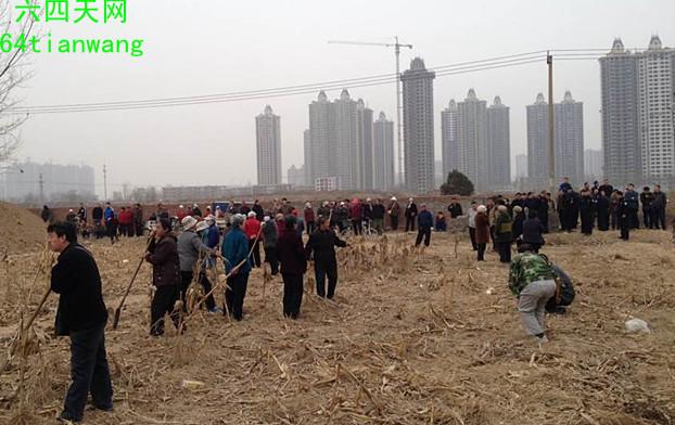 Över 100 kinesiska bönder med jordbruksredskap förbereder sig för att driva bort fastighetsutvecklare i Shijiazhuang i Hebeiprovinsen den 18 mars. Den snabba urbaniseringen har lett till över 100 000 protester om året i Kina där mer än hälften av dem handlar om markövertaganden. (Foto från 64 Tianwang)
