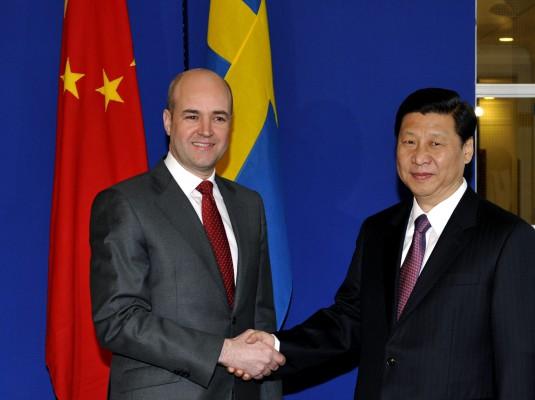 Sveriges statsminister Fredrik Reinfeldt (vä) välkomnar den kinesiska vicepresidenten Xi Jinping den 29 mars till Rosenbad i Stockholm (Foto: AFP/Pontus Lundahl)