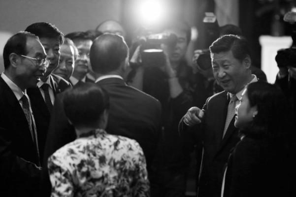Kinesiska kommunistpartiets ledare Xi Jinping (höger) presenterar sin delegation för Australiens premiärminister Tony Abbott (mitten, ryggen mot kameran), den 19 november i Sydney, Australien. Den kinesiska regimen uppvaktar öar nära Australien i en ny charmoffensiv. (Jason Reed/Getty Images) 