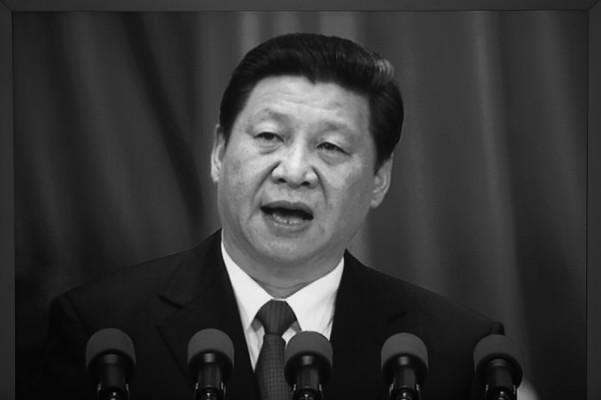 Här syns ordförande Xi Jinping tala i Folkets stora sal under nationella folkkongressens möte den 17 mars 2013 i Peking, Kina. Den 19 augusti uppmanade Xi att partimedlemmar ska ”visa sina svärd” i kampen om den allmänna opinionen i Kina. (Foto: Feng Li/Getty Images)
