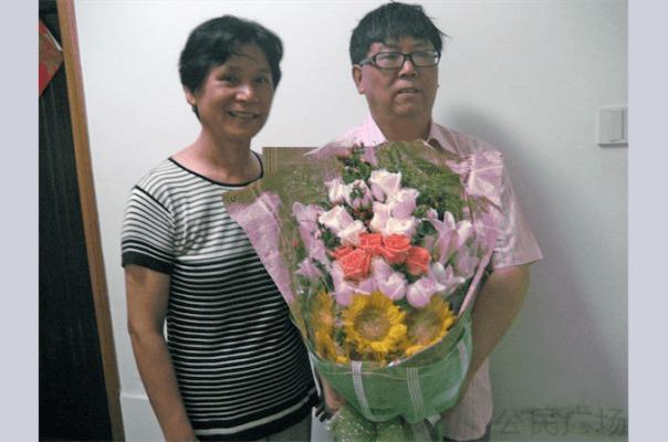 Lü Gengsong med makan Wang Xue’e efter hans frigivning i augusti 2011. Lü en erfaren demokratiaktivist och skribent har anklagats för ”omstörtande” av statsmakten och står inför ytterligare fängelsetid. (Foto: Chinese Human Rights Defenders)