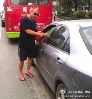 En “miljöskyddsinspektör” bötfäller bilförare i staden Shaoyang, Hunanprovinsen. Han får 80 procent i provision och resten går till staden. (Foto: Wuhan Xinxi Diyi Weibo/Weibo.com)