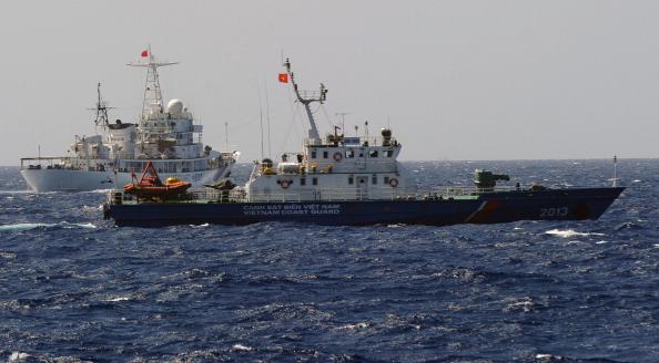 Bilden är tagen från en vietnamesisk kustbevakningsfartyg den 14 maj 2014. Ett kinesiskt kustbevakningsfartyg (vänster) jagar en vietnamesisk kustbevakningsbåt nära en kinesisk oljeborrningsrigg i det omtvistade vattnet i Sydkinesiska havet. Foto: Hoang Dinh Nam /AFP/Getty Images