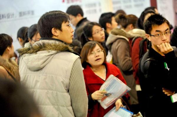 Arbetssökande deltar i en jobbmässa vid Hangzhou Peace International Exhibition and Conference Center i staden Hangzhon, Zhejiangprovinsen. I och med den ekonomiska nedgången har många utländska och inhemska företag i Kina börjat säga upp anställda. (ChinaFotoPress/Getty Images)