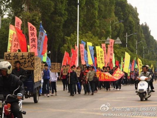 Tusentals demonstranter i staden Dongyong protesterade den 21 januari för sjunde gången mot korruptionen bland myndigheterna i Guangdong. (Foto: Weibo.com)
