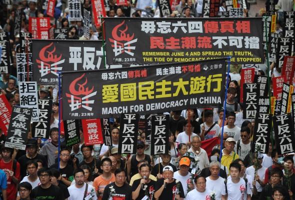 Aktivister i Hongkong den 27 maj bär på banderoller under en demonstration för att uppmärksamma 4 juni-massakern. (Foto: Dale de la Rey/AFP/Getty Images)
