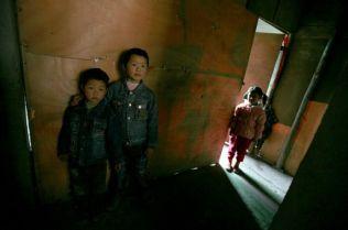 Kinas utsatta "kvarlämnade barn": Chen Xi, Chen Zhou och Liang Xiaoyan, som alla bor med sina mor- respektive farföräldrar leker i ett hus, den 5 mars 2007, i Chongqing. (Foto: China Photos/Getty Images)