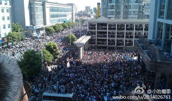 Tusentals demonstranter fyller ett av torgen i Qidong, i Jiangsuprovinsen den 28 juli. Massiva protester stoppade en planerad avloppspipeline efter att invånare stormade en regeringsbyggnad för att visa att de menade allvar.  (Foto: Weibo.com)
