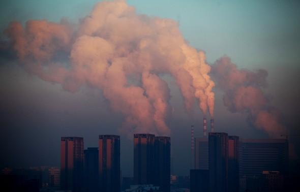 Bilden, från den 22 januari 2013, visar ett värmekraftverks utsläpp i luften i Changchun i nordöstra Kina. (AFP/Getty Images)