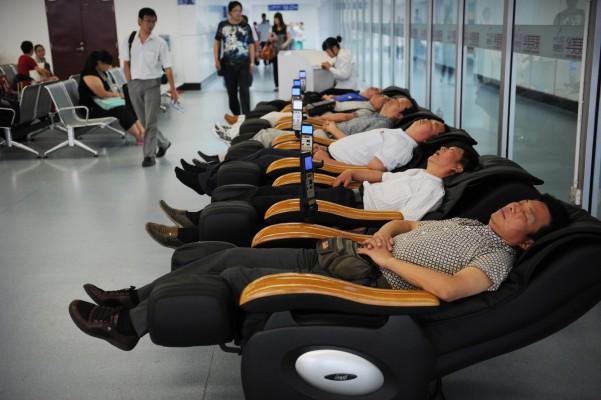 Under sömnen rensas våra hjärnor från gifter visar forskning. Resenärerna vi ser på bilden ser ut att sova skönt i massagestolarna på flygplatsen i Sanxia  i den kinesiska provinsen Hubei. (Foto: Peter Parks/AFP)