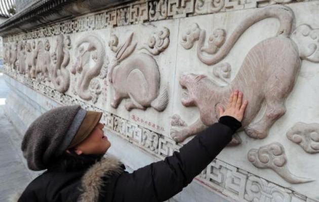 Vid det Vita molnets tempel i Peking finns denna relief där den kinesiska zodiakens tolv djur finns avbildade. (Foto: Frederic J Brown / AFP/Getty Images) 