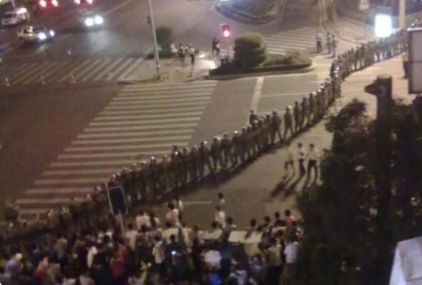 Myndigheter satte in över 1000 poliser till platsen där taxiförare protesterade natten till den 6 oktober. (Foto: Weibo.com)
