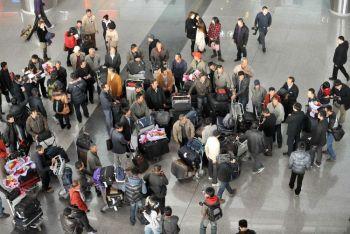 En grupp kineser som evakuerats från Libyen med regeringens hjälp anländer till Beijing Capital Airport i Peking, den 24 februari 2011. (Foto: STR/Getty Images)