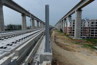 Kina har avbrutit alla nya järnvägsprojekt samtidigt som kontroverser diskuteras av landets höghastighetsnät nästan tre veckor efter att en dödlig krasch utlöste oro för säkerheten. (Foto: STR / AFP / Getty Images)
