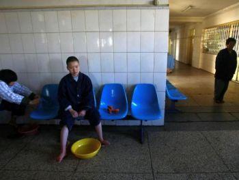En kvinnlig patient vid Kunmings mentalsjukhus i Kina. Enligt en rapport har Kinas mentalvårdssystem enorma brister och situationen är kaotisk. (Foto: China Photos/Getty Images)