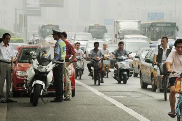 En kinesisk polis försöker lösa en trafiktvist efter en olycka i Peking den 9 augusti 2011. Under det senaste decenniet har Kina haft det högsta antalet dödade per år i trafiken i världen. (Foto: Mark Ralston/AFP/Getty Images) 