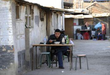 En man lunchar på en nudelrestaurang i Peking den 11 april. Vanliga kinesers grad av tillfredsställelse med sina liv har inte växt i takt med ekonomin under de senaste 30 åren. (Foto: Liu Jin/AFP/Getty Images)
